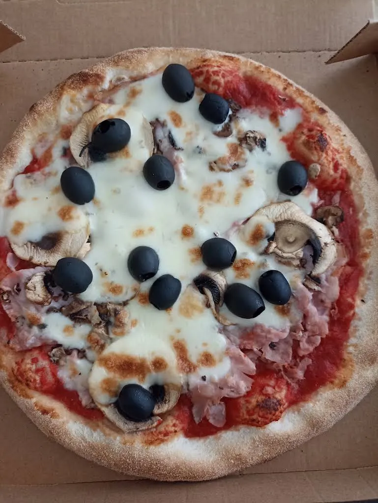 Pizza tomate, mozzarella, jambon, champignons et olives noires