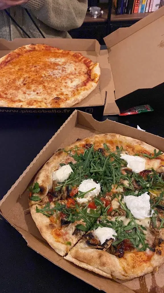 Pizza Margherita et pizza à la roquette, burrata et champignons, dans leurs boîtes